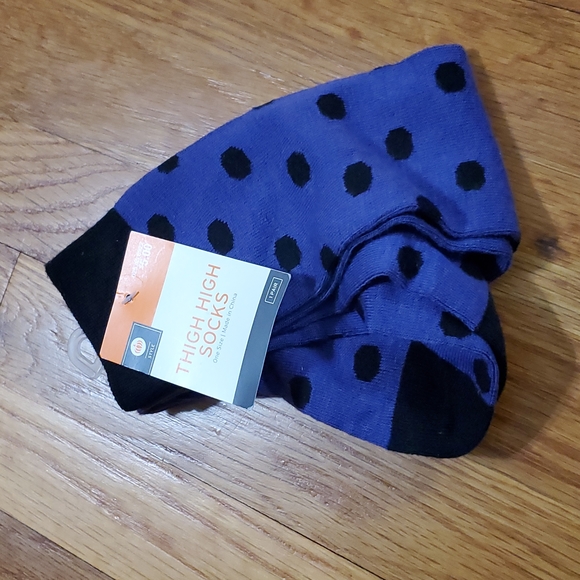 1 Pair of Purple With Black Poka-Dots Thigh High Socks NWT - Picture 6 of 8